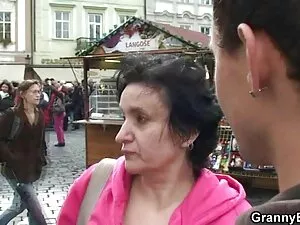 Una joven masajista  ...