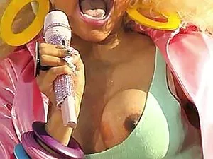 Rubia joven gordita  ...
